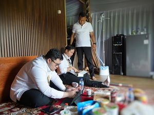 Momen Mas Dhito Kerjakan Tugas Retret saat Jam Istirahat Makan Siang Momen Mas Dhito Kerjakan Tugas Retret saat Jam Istirahat Makan Siang