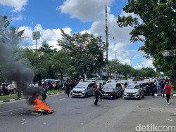 Demo Driver Ojol Makassar, Lalin Depan Kantor Gubernur Sulsel Macet Parah