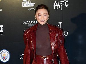 Gaya Hwasa MAMAMOO Tuai Perdebatan, Pakai Celana Ketat Diduga Kekecilan Gaya Hwasa MAMAMOO Tuai Perdebatan, Pakai Celana Ketat Diduga Kekecilan