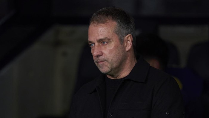 hans-dieter flick,hansi flick,barcelona,barca,barcelona vs atletico madrid,barcelona vs atletico,barca vs atletico,copa del rey,semifinal copa del rey,copa del rey 2024/2025 BARCELONA, SPAIN - FEBRUARY 25: Hansi Flick, head coach of FC Barcelona looks on prior to the Copa del Rey semi-final Leg One match between FC Barcelona and Atletico de Madrid at Estadi Olimpic Lluis Companys on February 25, 2025 in Barcelona, Spain. (Photo by Pedro Salado/Getty Images)