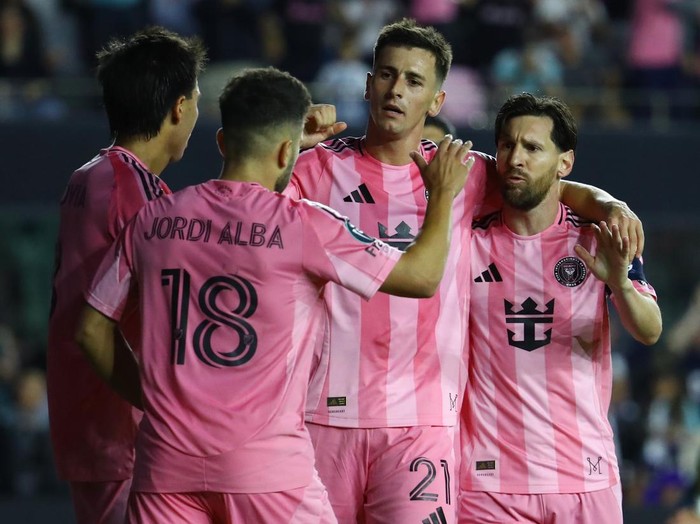 FORT LAUDERDALE, FLORIDA - FEBRUARY 25: Tadeo Allende #21 of Inter Miami celebrates with Lionel Messi #10, Jordi Alba #18, and Telasco Segovia #8 after scoring the team's second goal during the first half of a 2025 Concacaf Champions Cup second leg match between Sporting Kansas City and Inter Miami at Chase Stadium on February 25, 2025 in Fort Lauderdale, Florida.  (Photo by Leonardo Fernandez/Getty Images)