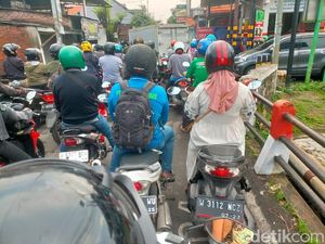 Ngelom-Karangpilang Kembali Macet Tak Bergerak: Puluhan Perahu Tambang Tutup Ngelom-Karangpilang Kembali Macet Tak Bergerak: Puluhan Perahu Tambang Tutup