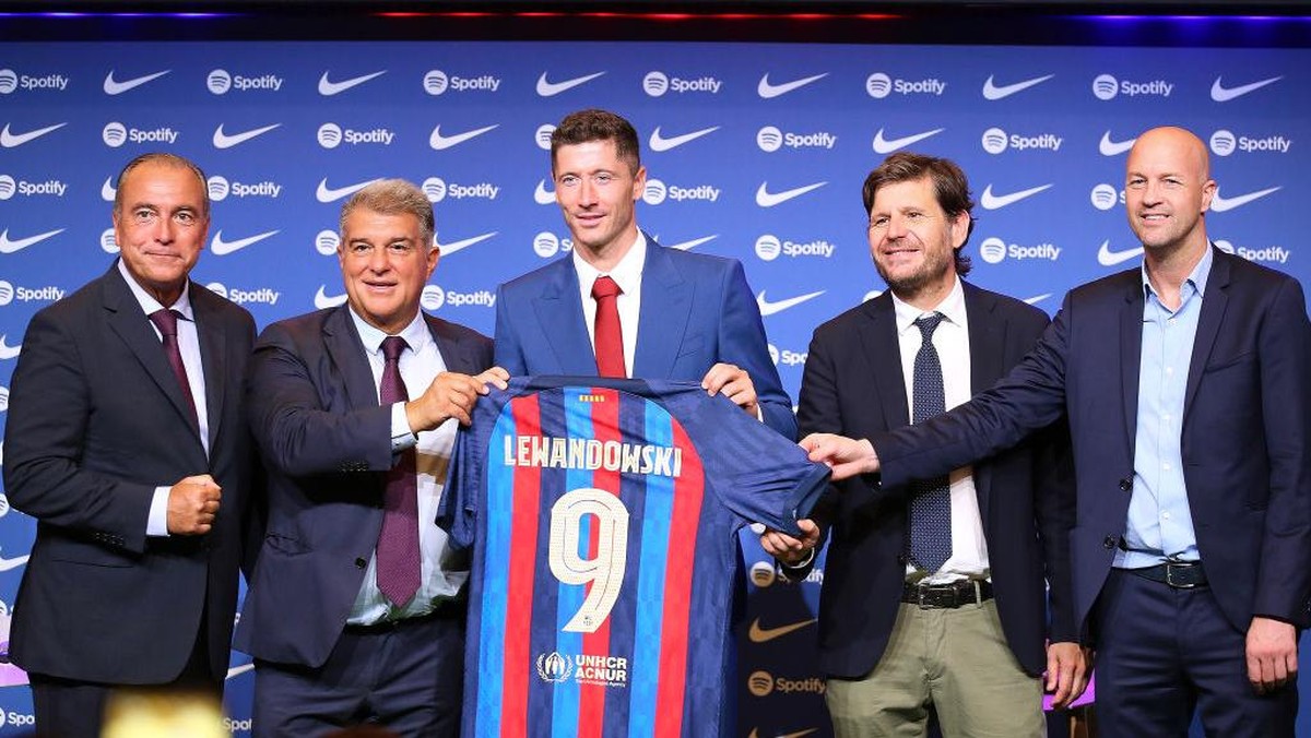Barca ketika merekrut Lewandowski. Foto: Getty Images/Eric Alonso