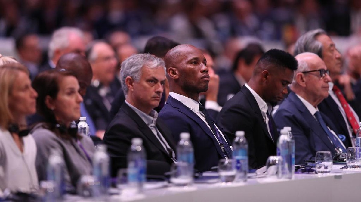 Jose Mourinho dan Didier Drogba saat duduk bersebelahan dalam kongres FIFA di Paris pada 2019. Foto: FIFA via Getty Images/Hannah Peters - FIFA