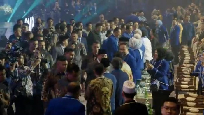 Kala Prabowo dan Bambang Pacul saling tos Kala Prabowo dan Bambang Pacul saling tos