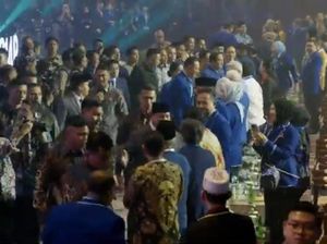 Momen Prabowo dan Bambang Pacul Saling Hormat Lalu Tos di Acara PD