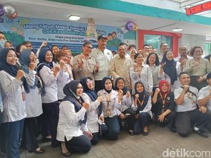 KSP AM Putranto Ditemani Menpora Cek Kesehatan Gratis di Menteng