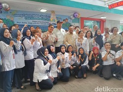 KSP AM Putranto Ditemani Menpora Cek Kesehatan Gratis di Menteng