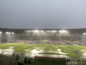 Lapangan Tergenang, Laga Babak Kedua PSIM Vs Bhayangkara Ditunda Sejam Lapangan Tergenang, Laga Babak Kedua PSIM Vs Bhayangkara Ditunda Sejam