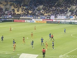 Rafinha Bawa PSIM Jogja Ungguli Bhayangkara FC 1-0 di Babak Pertama Rafinha Bawa PSIM Jogja Ungguli Bhayangkara FC 1-0 di Babak Pertama