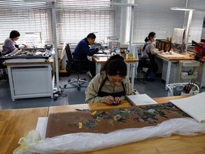 Mengintip Restorasi Barang Antik dari Museum Istana Kota Terlarang China Mengintip Restorasi Barang Antik dari Museum Istana Kota Terlarang China