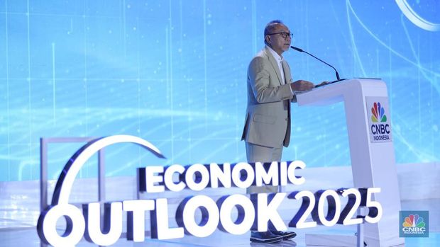 Menteri Koordinator Bidang Pangan RI, Zulkifli Hasan (Zulhas) memberikan sambutan dalam acara CNBC Indonesia Economic Outlook 2025 di Hotel Westin, Jakarta, Rabu (26/2/2025). (CNBC Indonesia/Tri Susilo)