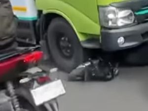 Heboh Mobil Boks di Palembang Tabrak Motor Warga, Ternyata Hasil Curian