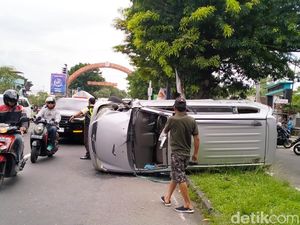 Dihantam Ninja, Mobil Avanza Terguling di Palur Karanganyar Dihantam Ninja, Mobil Avanza Terguling di Palur Karanganyar