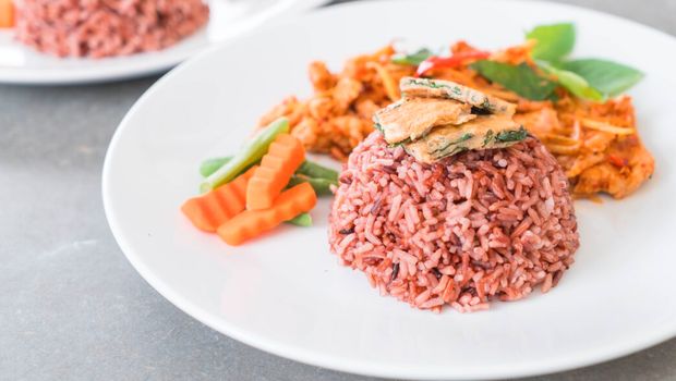 Nasi Merah dan Lauk Berprotein/Foto: freepik.com/topntp26