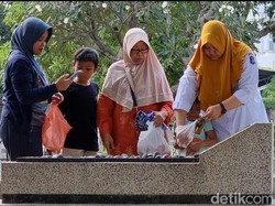 Makam Ngagel Surabaya Mulai Ramai Warga Nyekar Jelang Ramadan
