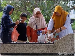 Makam Ngagel Surabaya Mulai Ramai Warga Nyekar Jelang Ramadan Makam Ngagel Surabaya Mulai Ramai Warga Nyekar Jelang Ramadan
