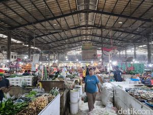 Serba Mahal di Pasar Jagasatru Cirebon Jelang Ramadan