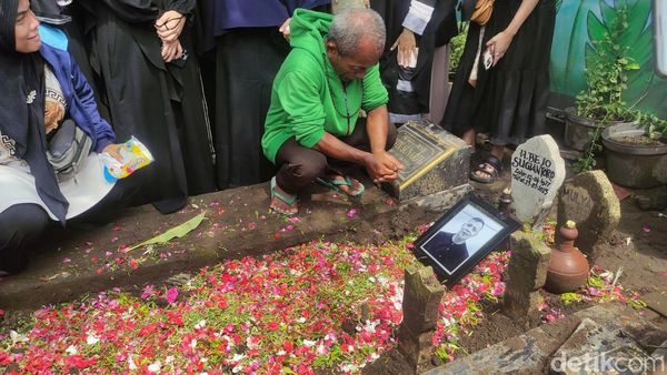 Momen Haru Pemakaman Legenda Sepak Bola Bejo Sugiantoro