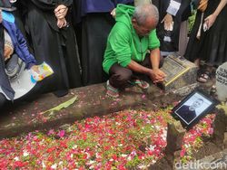 Momen Pemakaman Legenda Timnas dan Persebaya Bejo Sugiantoro