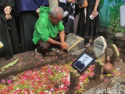 Duka Mendalam Iringi Pemakaman Legenda Sepak Bola Bejo Sugiantoro