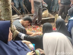 Tangis Pecah! 5 Momen Haru di Pemakaman Bejo Sugiantoro