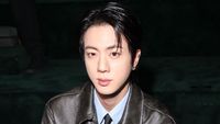 7 Potret Jin BTS di Milan Fashion Week, Ganteng Maksimal Hadiri Show Gucci