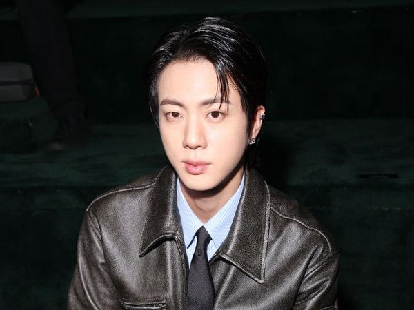 7 Potret Jin BTS di Milan Fashion Week, Ganteng Maksimal Hadiri Show Gucci