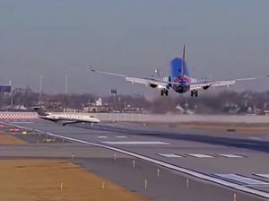 Video: Jejak Penerbangan Southwest Airlines Go-Around Karena Nyaris Tabrakan di Chicago AS Video: Jejak Penerbangan Southwest Airlines Go-Around Karena Nyaris Tabrakan di Chicago AS