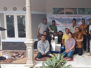 Gembira Petani Kopi Cimanggung Sumedang Dapat Bantuan Mesin Grinder Gembira Petani Kopi Cimanggung Sumedang Dapat Bantuan Mesin Grinder