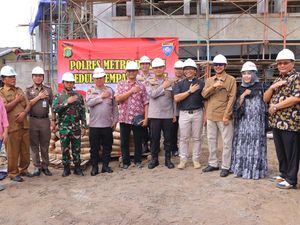 Polisi Beri Sumbangan 100 Sak Semen untuk Pembangunan Gereja di Bekasi Polisi Beri Sumbangan 100 Sak Semen untuk Pembangunan Gereja di Bekasi