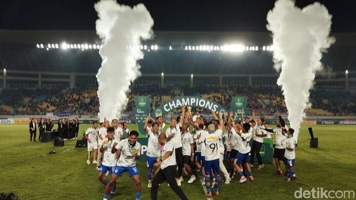 Para pemain PSIM Jogja merayakan juara Liga 2 di Stadion Manahan, Solo, Rabu (26/2/2025).