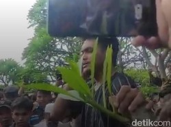 Pilu Rachmat Irianto Saat Antar Jenazah Ayahnya Bejo Sugiantoro ke Pemakaman