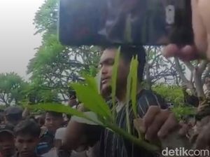 Pilu Rachmat Irianto Saat Antar Jenazah Ayahnya Bejo Sugiantoro ke Pemakaman Pilu Rachmat Irianto Saat Antar Jenazah Ayahnya Bejo Sugiantoro ke Pemakaman