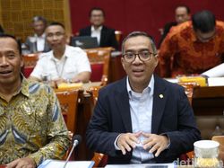 Disorot DPR, Mendiktisaintek Batasi Mahasiswa Baru PTN hingga Juli
