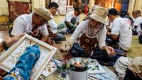 Ratusan Wisatawan Membatik Bareng di Solo