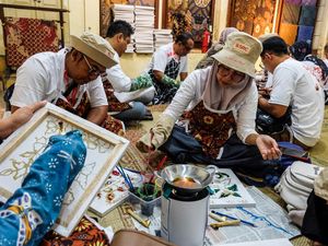 Ratusan Wisatawan Membatik Bareng di Solo Ratusan Wisatawan Membatik Bareng di Solo