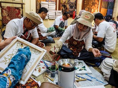 Ratusan Wisatawan Membatik Bareng di Solo