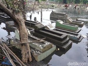 Tanggul Jebol, Ribuan Makam Terendam Air di Bojongsoang Tanggul Jebol, Ribuan Makam Terendam Air di Bojongsoang