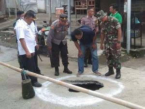 Ruas Jalan Utama Kecamatan Sendang Tulungagung Ambles Sedalam 7 Meter