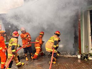 Ruko Laundry di Depok Kebakaran, 1 Orang Sempat Terjebak Alami Luka Ruko Laundry di Depok Kebakaran, 1 Orang Sempat Terjebak Alami Luka