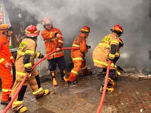 Pemadaman Kebakaran di Tambora Sudah 7 Jam, Damkar Kesulitan Sumber Air