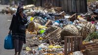 Jorok! Sampah Menumpuk di Pinggir Jalan Nagoya Batam