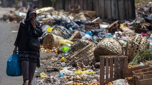 Jorok! Sampah Menumpuk di Pinggir Jalan Nagoya Batam