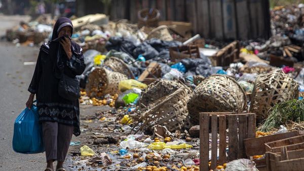 Jorok! Sampah Menumpuk di Pinggir Jalan Nagoya Batam