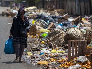 Jorok! Sampah Menumpuk di Pinggir Jalan Nagoya Batam