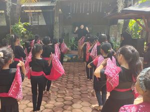 Sanggar Saraswati Tulungagung Berupaya Jadi Lilin di Tengah Kegelapan Sanggar Saraswati Tulungagung Berupaya Jadi Lilin di Tengah Kegelapan