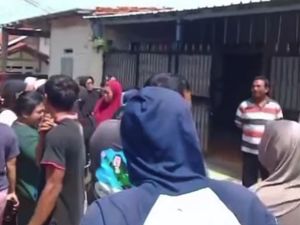 Video: Ponpes di Bogor Didemo Warga Karena Kasus Pelecehan Santri Video: Ponpes di Bogor Didemo Warga Karena Kasus Pelecehan Santri