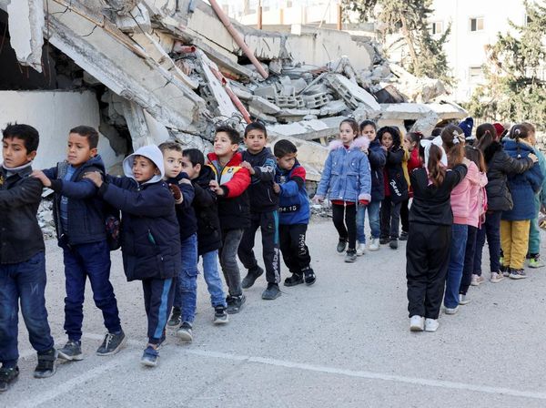 Semangat Anak Gaza Antre Masuk Sekolah
