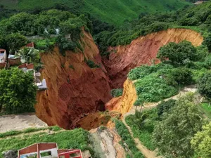 Ngeri! Sinkhole Raksasa Telan Rumah Warga, Ribuan Orang Terancam